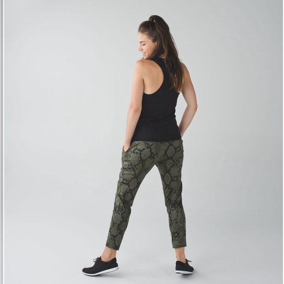 Lululemon Jet Crop (Slim) *Luxtreme Ziggy Snake Fatigue Green Gator Green Sz 6 - Picture 2 of 13
